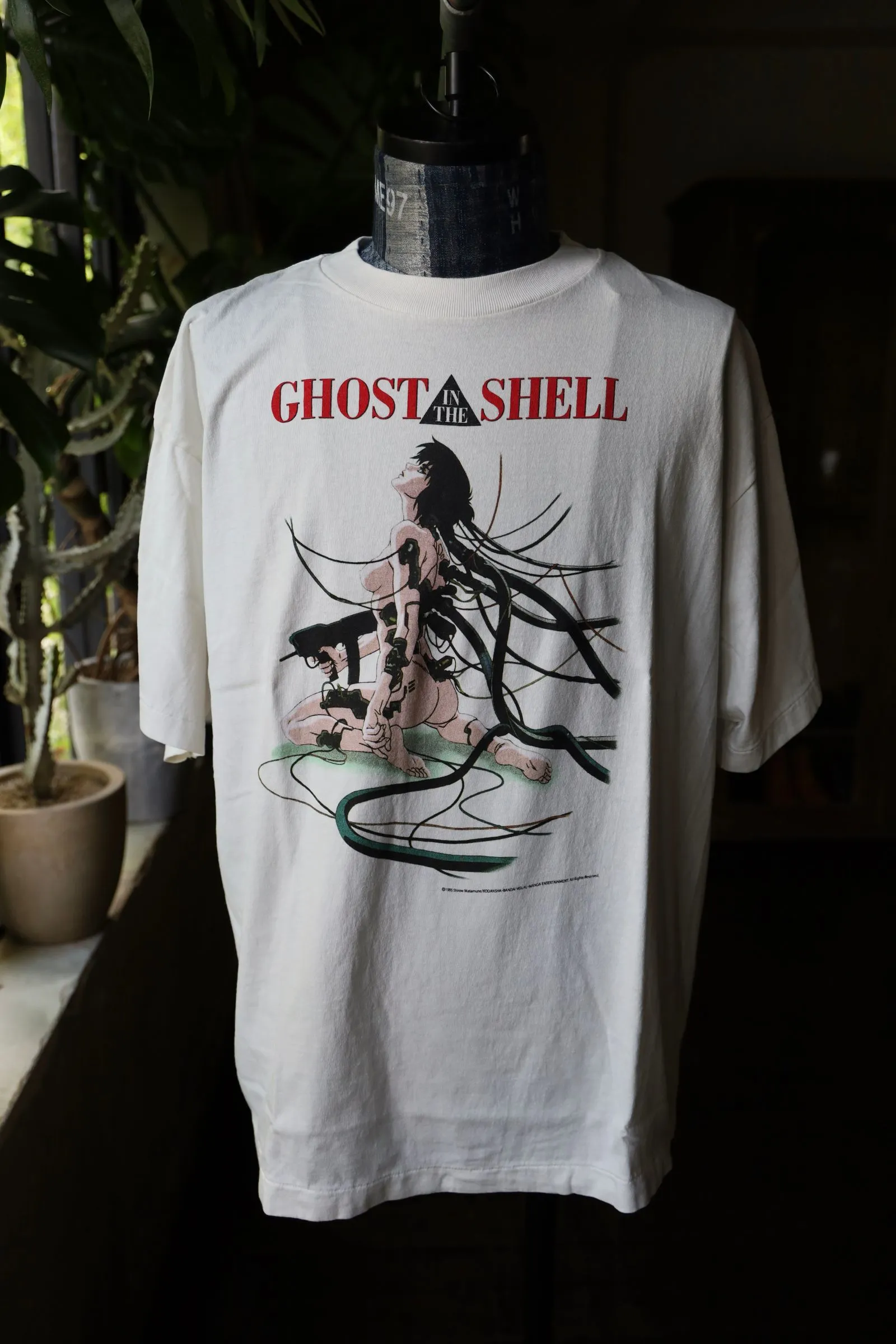SAINT Mxxxxxx x GHOST IN THE SHELL ' GITS ' SS TEE/WHT Classic Big IP Ghost in the Shell co-branded Suzi Charge/Suzi Character TEE Off-white S-XL Cylindrical side seamless fabric 220g high gram weight OE yarn ⚠️Note: It is almost meaningless if it is not a cylindrical fabric Customized joint main mark/joint wash mark/little angel anti-counterfeiting label Original factory level printing factory Top purchasing agent level